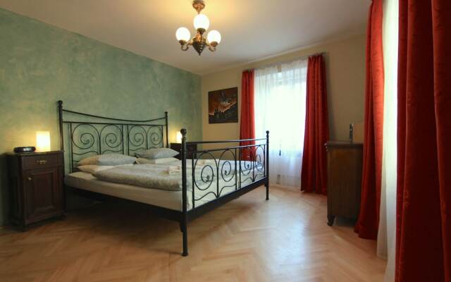 Cosy Rustic 1 Bedroom Apartment in Mala Strana