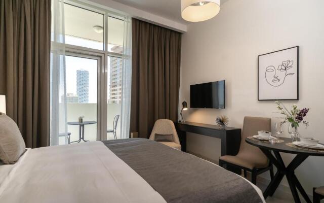 HiGuests - Elegant Studio with Pool and Private Balcony