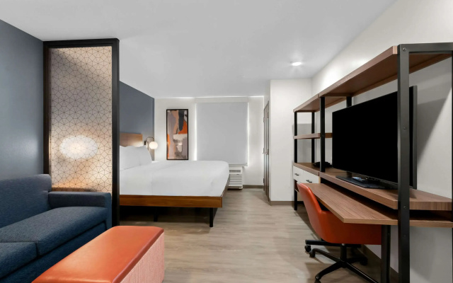 Everhome Suites Glendale Sports Entertainment District