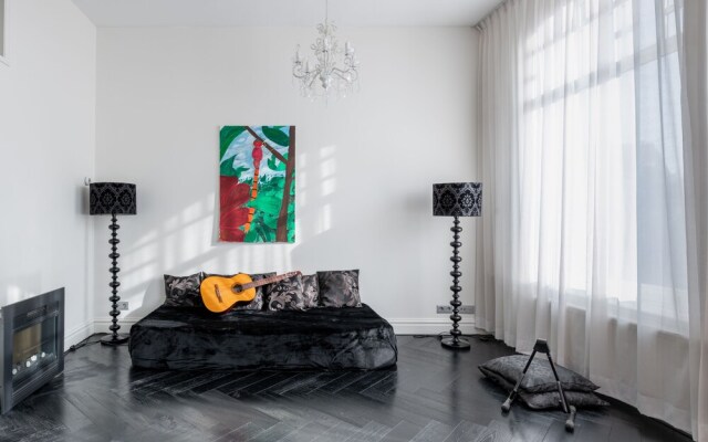 Dina Perla Lodges shared home in museum district
