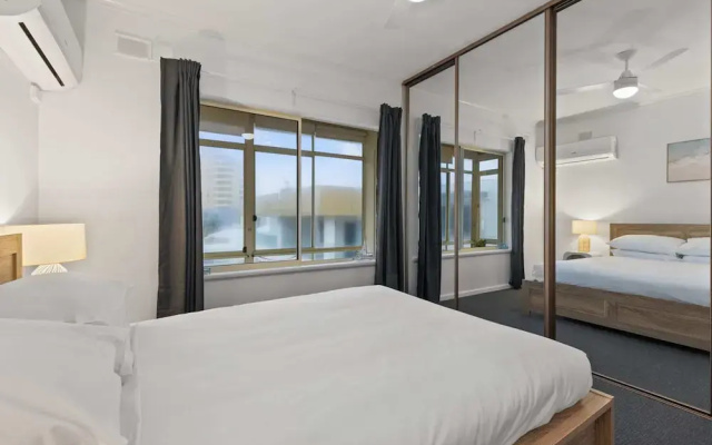 Beachside 2-bed Apartment With Balcony Views