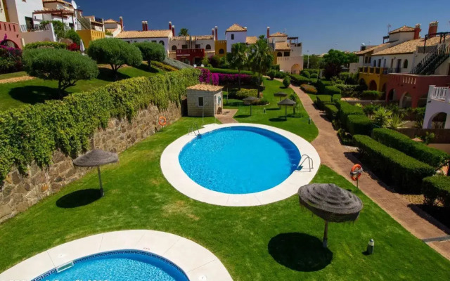 (WAR002) Town House with Garden and Pool Access