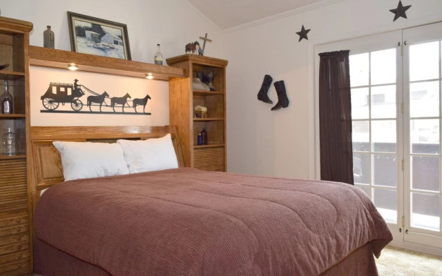 Claim_jumper_townhouse_19