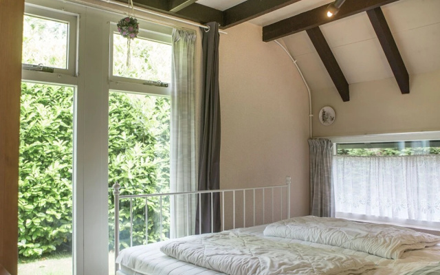 Peaceful Holiday Home in South Holland by the Lake