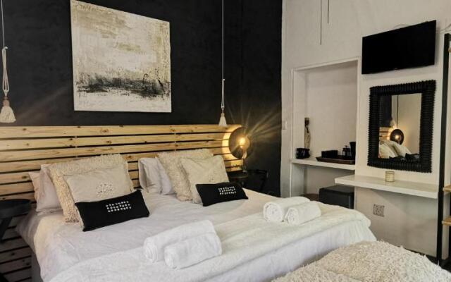 EXQUISITE PRIVATE LUXURY SUITE WITH KING BED at BOKMAKIERIE VILLAS