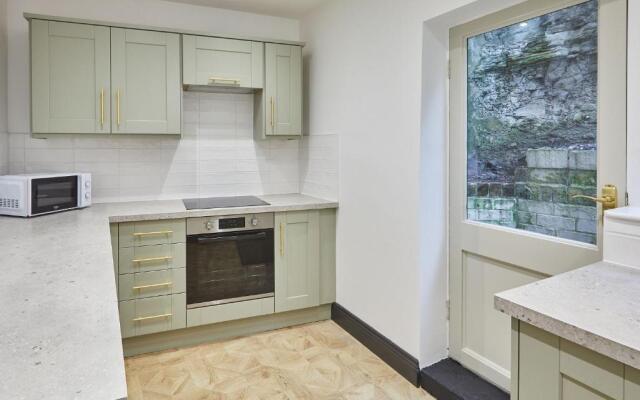 Host Stay Toffee Crackle House