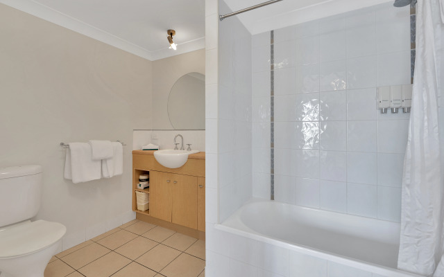 Bay Village Tropical Retreat & Apartments