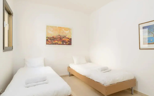 Comfort with Terrace over the Hills by FeelHome