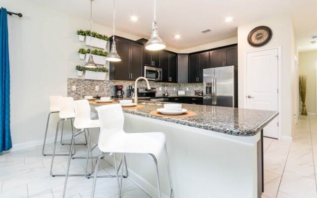 Bright & Sunny Champions Gate 8 Bedroom Villa villa