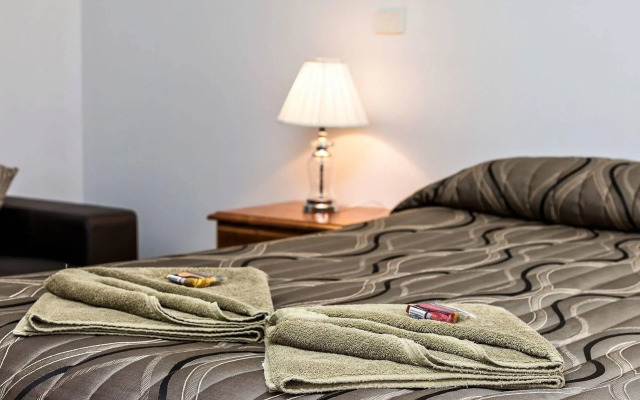 Holbrook Town Centre Motor Inn