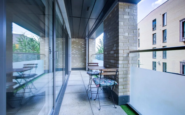 Modern Greenwich Flat With Parking
