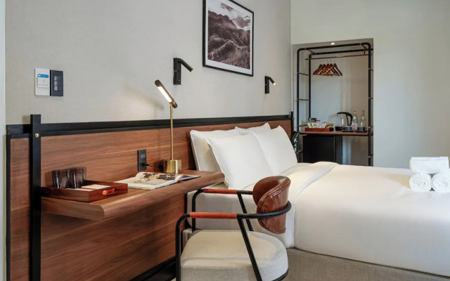 Metrolux City Contemporary Hotel