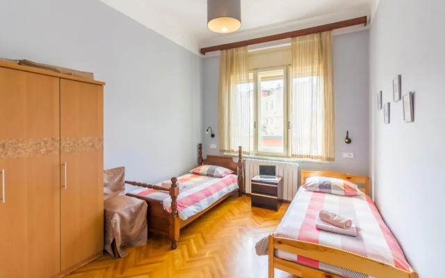 Spacious & Smart Center Apartment