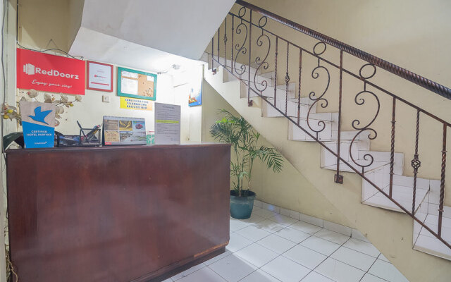 Reddoorz Near Setrasari Mall