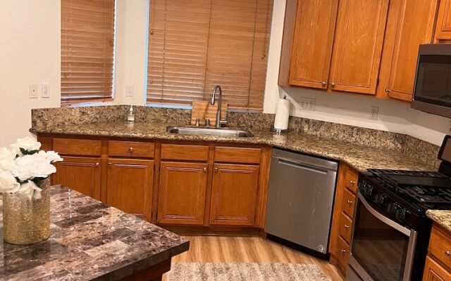 Beautiful 3 Bedroom Townhome in Irvine