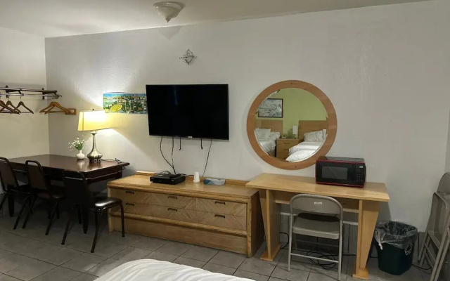Tides Motor Inn at Stehli Beach