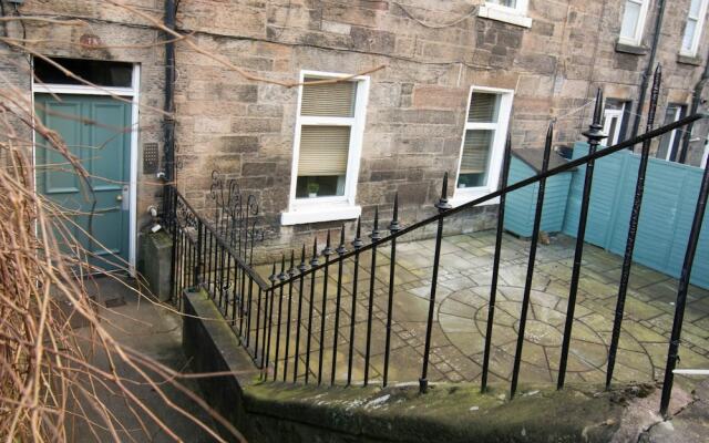 427 Pleasant 1 Bedroom Apartment in Abbeyhill Colonies Near Holyrood Park