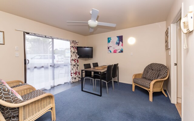 Dolphin Motel