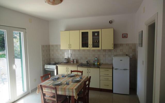 Elizabet - great location & close to the beach - A2(2+2)