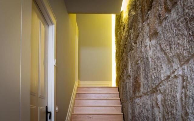 HOMEinTOWN Camoes - Downtown Elegant Studio AC & WIFI