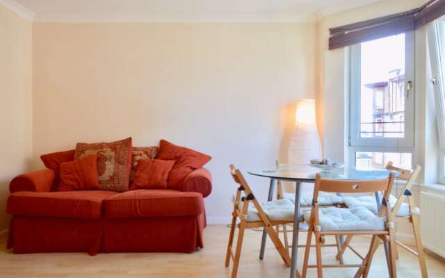 Modern Two Bedroom Flat in Leith