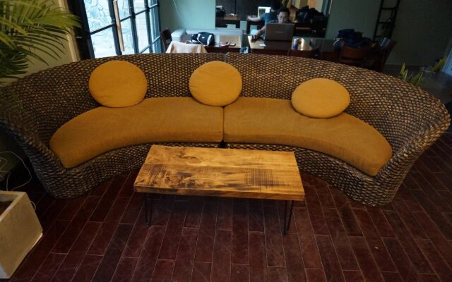 Leiden Homestay & Cafe