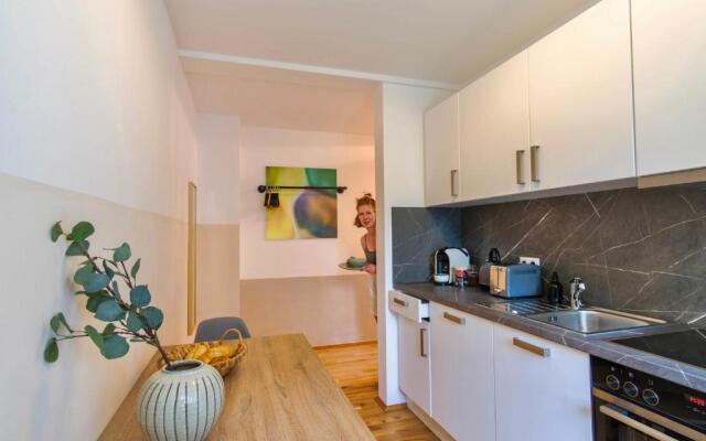 4-Room Luxury Apartment - close to Central Station, free parking, kitchen