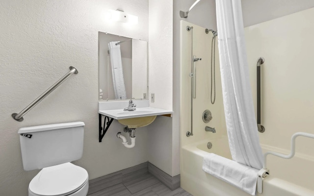 Super 8 by Wyndham Alexandria MN