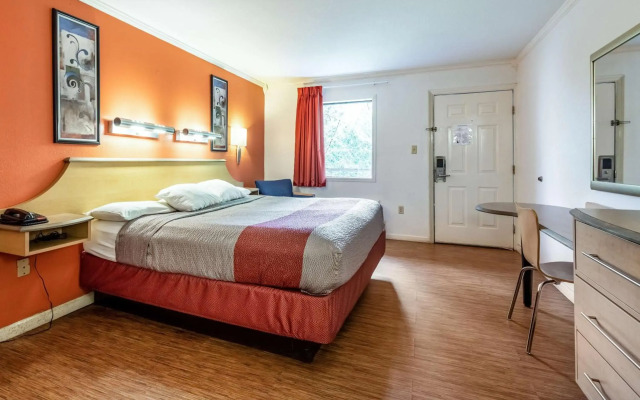 Motel 6 Gatlinburg, TN - Smoky Mountains