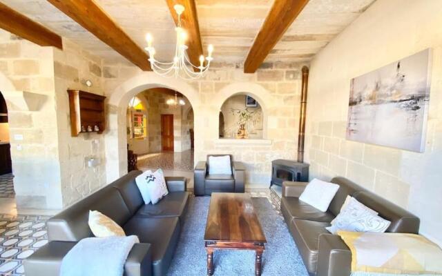Villa Rossa Gozo - 5 bedroom ensuite with pool & jacuzzi