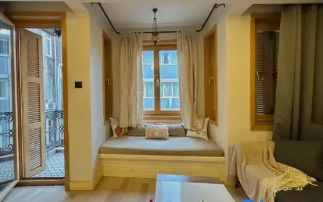 Taksim Square—1BR Deluxe Suite 03