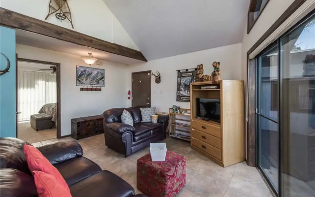 Gray Wolf Lodge - Four Bedroom Cabin with Hot Tub