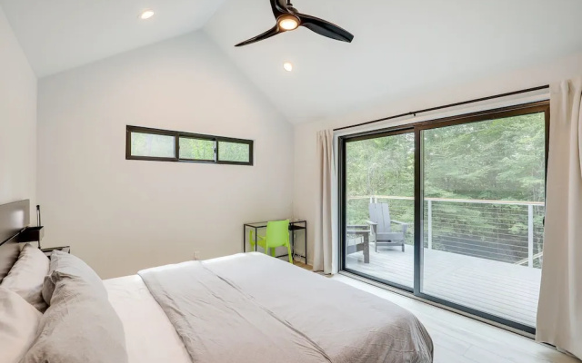 Brevard Retreat: Fireplace, Deck & Screened Porch!