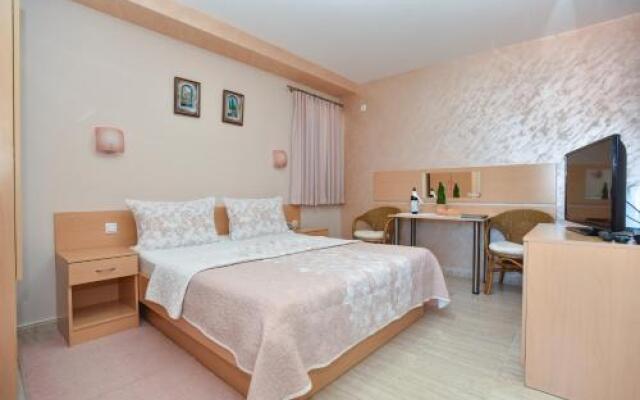 Apartments and Rooms Drago