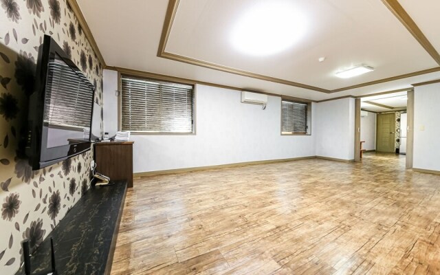 Buan Gyeokpo Chaeseok Resotel Oakville