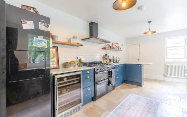 Spacious 2 Bedroom Home in Lewisham