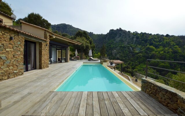 Villa piscine à débordement panorama