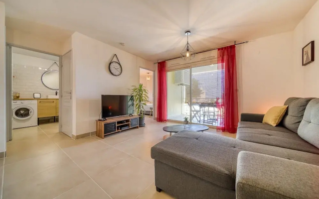 Modern Comfort by the Lagoon
