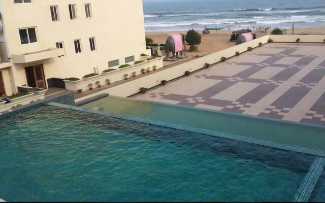 Hotel East West
