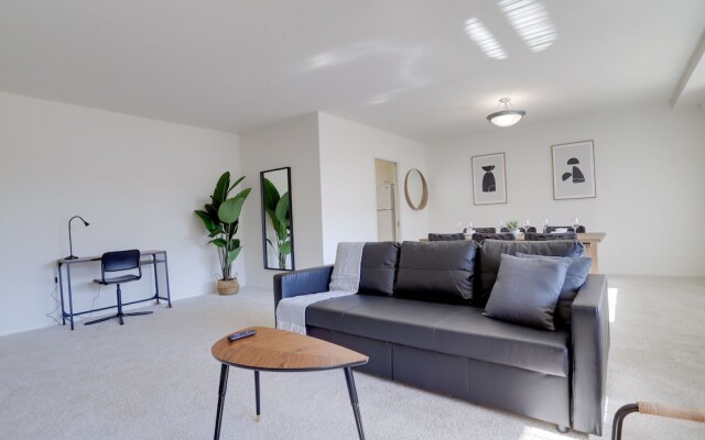 Sensational & Modern apt in Crystal City