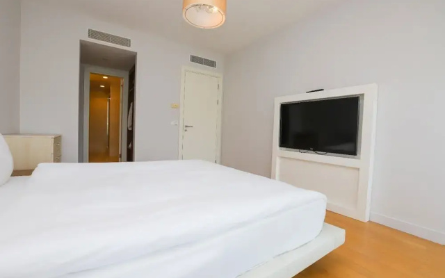 Private Garden Oasis in 4-bed Flat, With Hotel Perks