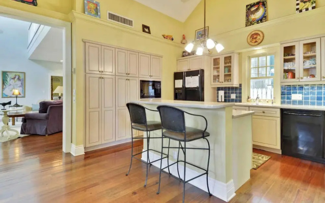 Easy Livin' by Avantstay Key West Home w/ Pool & BBQ Week Long Stays Only