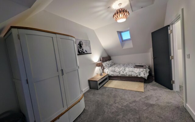 Charming 4-bed House in Newport