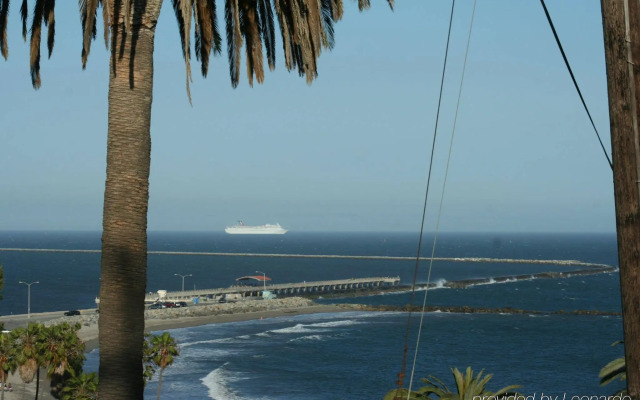 Pacific Inn & Suites