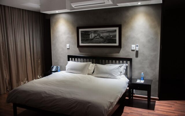 Circa On The Square Hotel
