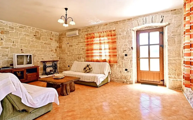 Authentic Villa in Tinjan With Private Pool