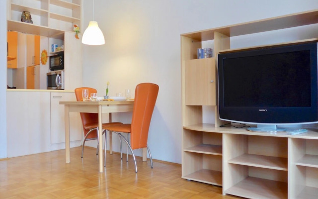 Sunny and Lively Apartment in City, Free Parking