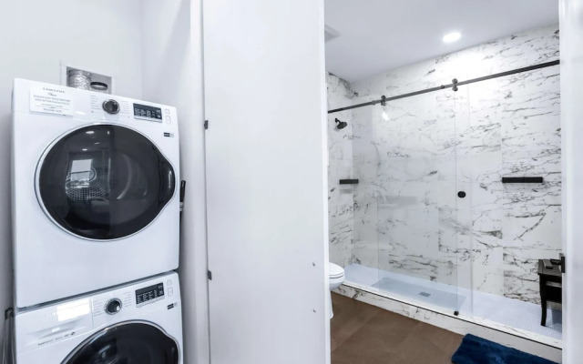 Chic Condo Minutes to Downtown, Gruene, & More