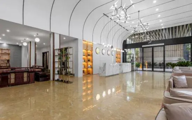 Cloud Four Seasons Hotel (Beihai Old Street Branch)