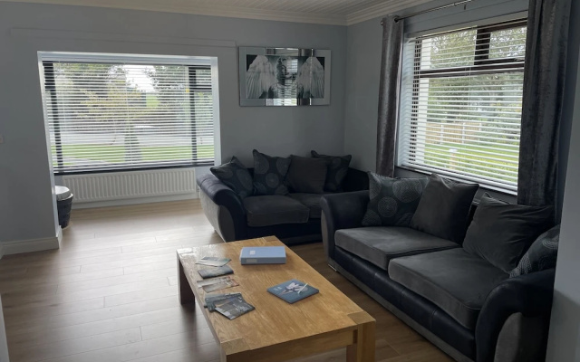 Beautiful 3-bed House in Sunny Killough Down